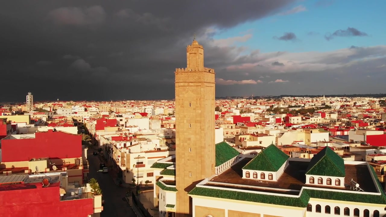 Droneoptagelser i Marokkos hovedstad (Rabat) med en storm og en smuk moské.