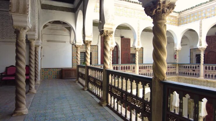 piccola terrazza del palazzo di dar aziza che si affaccia sul centro del palazzo