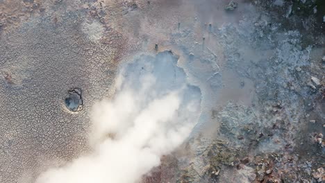 cámara lenta de piscina de barro burbujeante con vapor, islandia volcánica, antena