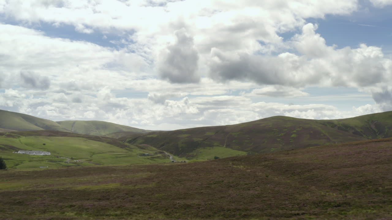드론이 스코틀랜드의 가장 높은 마을인 와노크헤드 (wanockhead) 를 촬영했다.