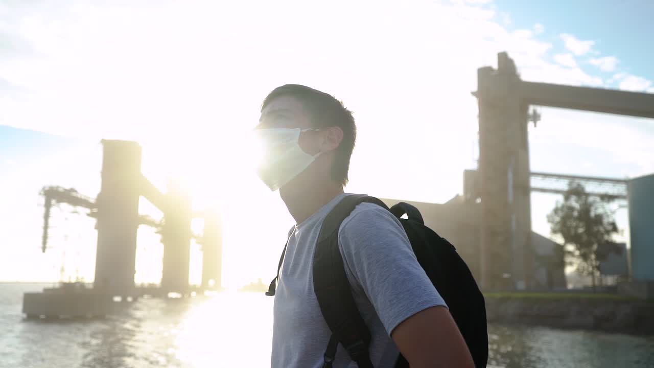 아르헨티나 부에노스아이레스 푸에르토 잉제니에로 화이트 항구의 구조를 바라보는 얼굴 마스크를 쓴 남성 여행자 - 중간 샷