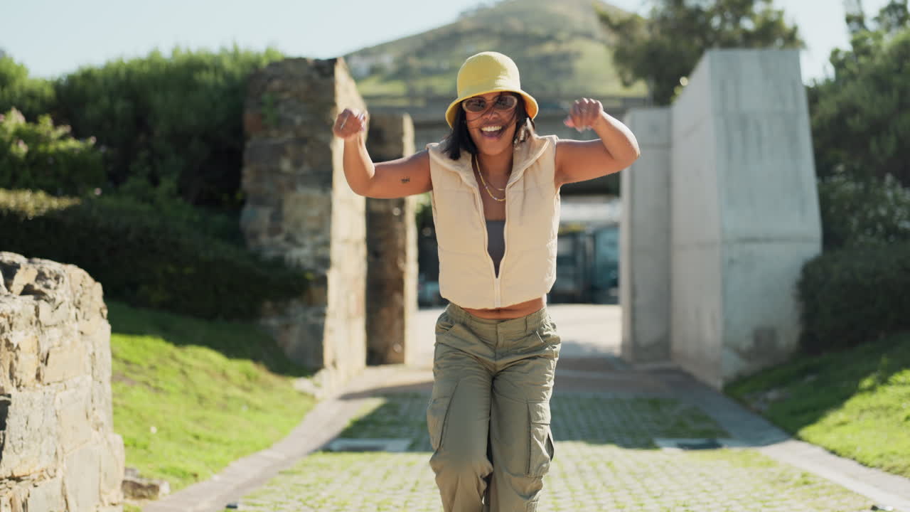 caminando, bailando al aire libre o mujer feliz con cadera