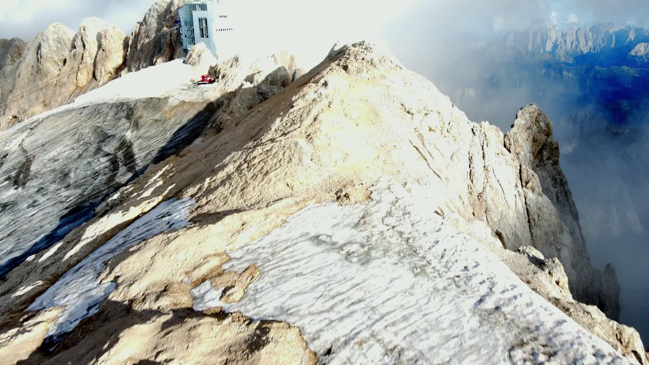 이탈리아 백운석에 있는 마르몰라다 산의 공중 전망