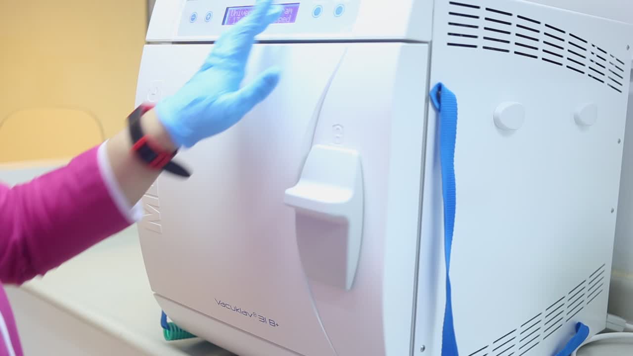 asistente dental femenino esterilizar herramientas del dentista