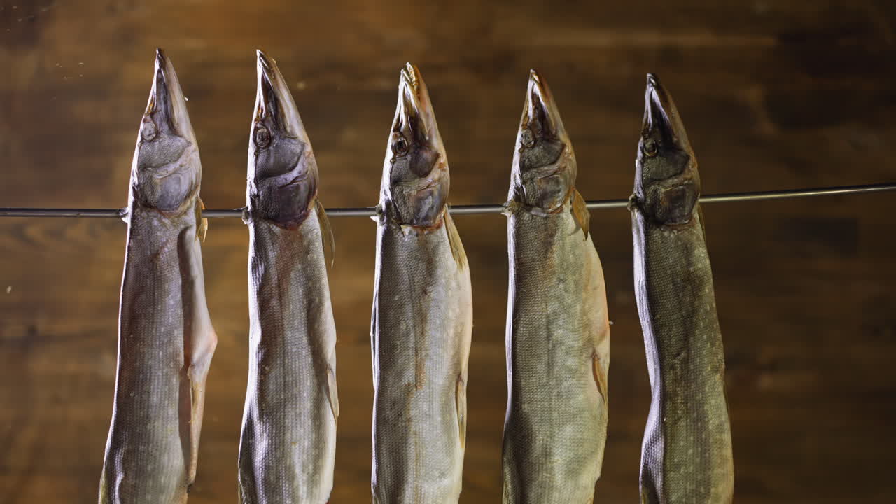 un grupo de picas secas cuelga de un cable en el ligero viento de otoño