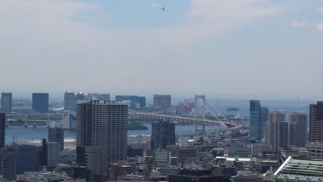 近距離拍攝,東京一條河流的空中景色