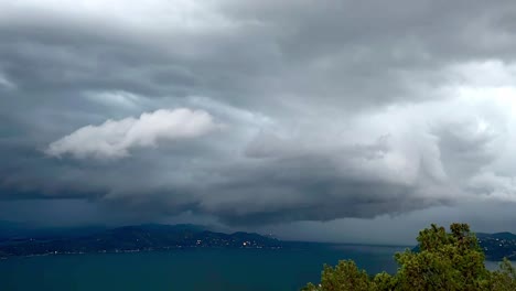 las nubes rodando sobre el lago