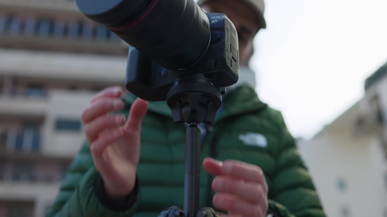 câmara montada num tripé de viagem compacto com cabeça de bola giratória a 360 graus