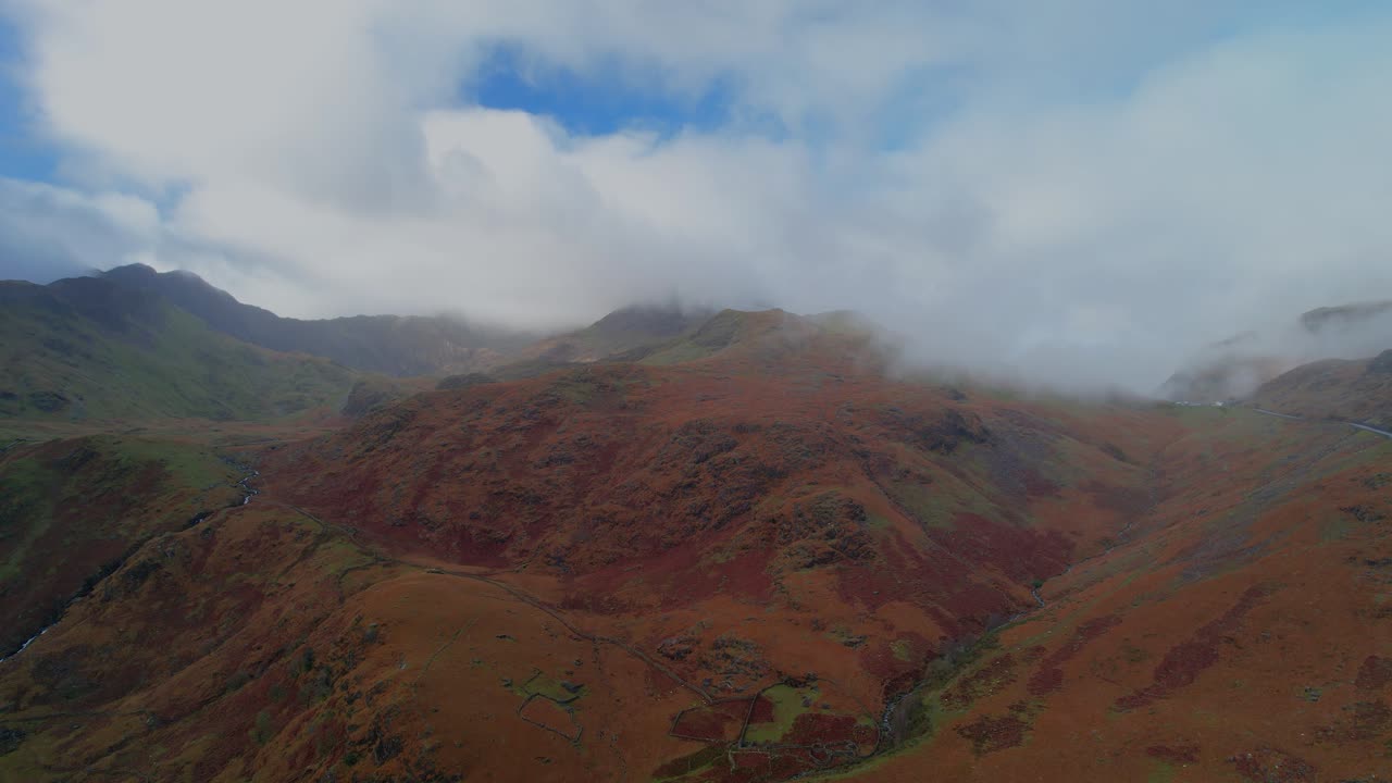 nubes vívidas sobre el paso de montaña pen-y-pass en snowdonia, gwynedd, gales, reino unido
