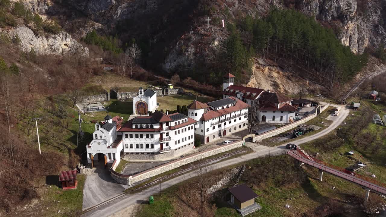 Drohnenaufnahme des orthodoxen Klosters Dobrun am Fluss Rzav und der alten Eisenbahn. Bosnische Grenze zu Serbien