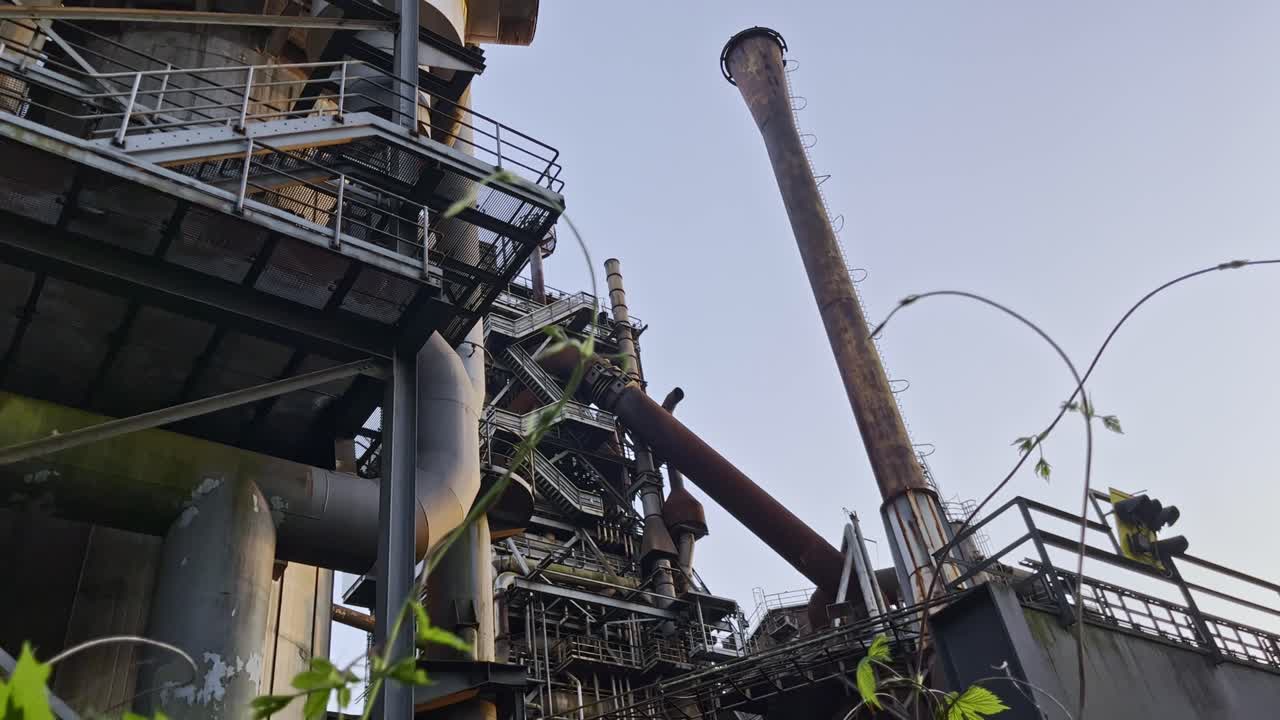 자연 에 둘러싸인 역사적 인 녹색 산업 건물 으로 강철 계단 과 파이프 와 schronsteienen landschaftspark, duisburg, 독일