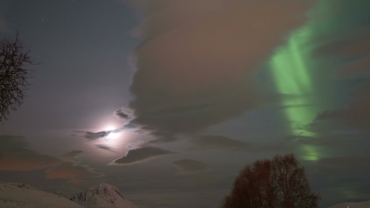 la luna, las nubes y las luces del norte cerca de tromsø, noruega, ártico