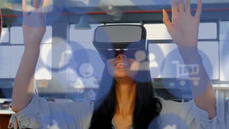 Animation-Von-Social-Media-Symbolen-über-Einer-Frau-Mit-Gemischter-Rasse,-Die-Ein-VR-Headset-Trägt