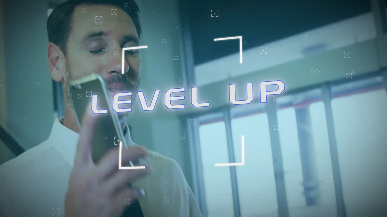 스마트폰을 사용하는 백인 사업가에 대한 텍스트 및 데이터 처리의 레벨 업 애니메이션