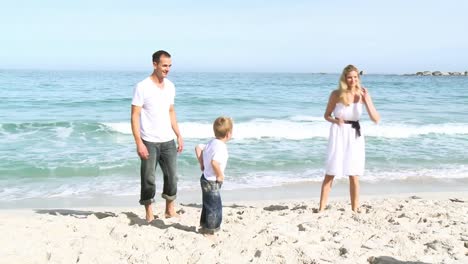 Eltern-Und-Kinder-Spielen-Mit-Einem-Ball-Am-Strand