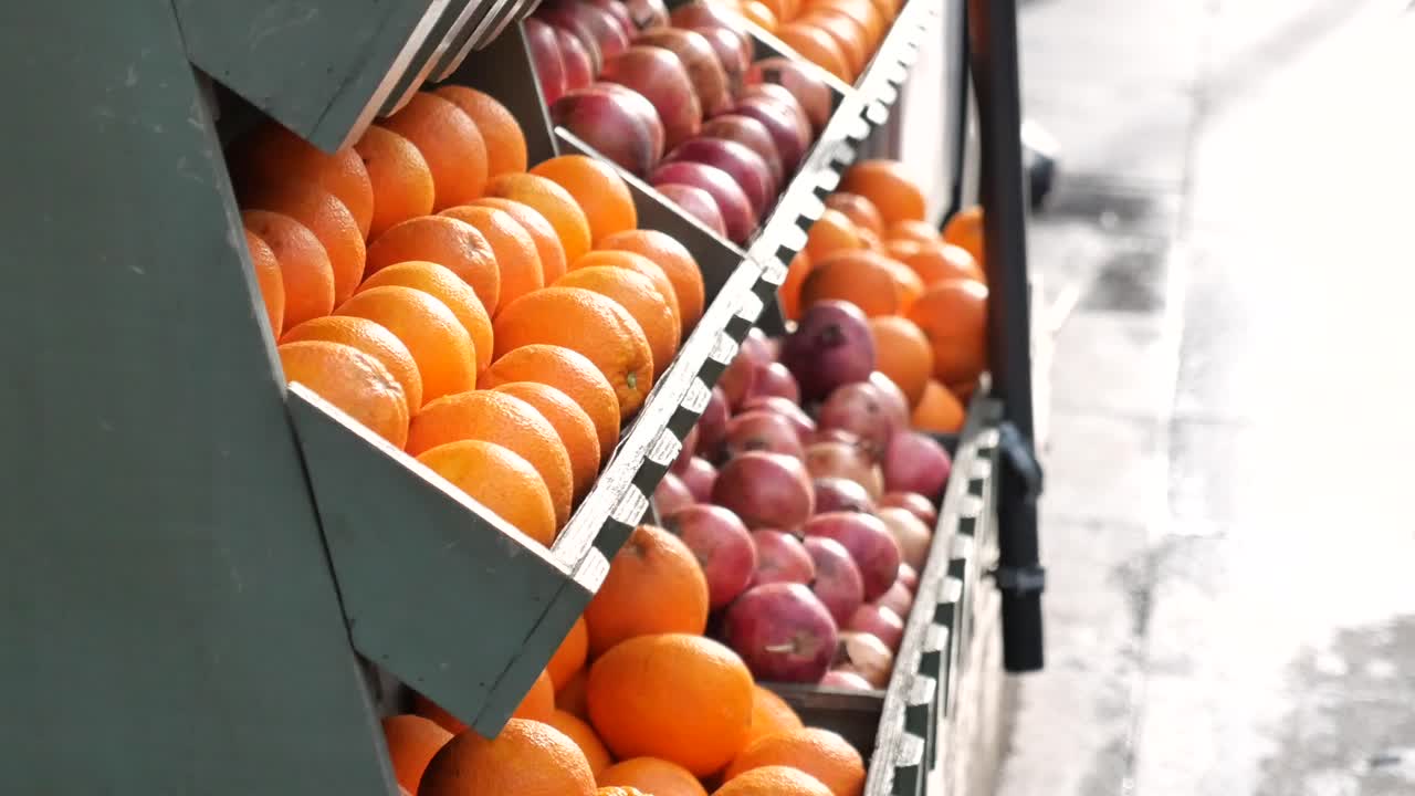 апельсины и гранатовые яблоки на фруктовом стенде