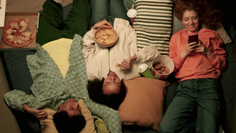 세 명의 친구들이 소파에서 휴식을 취하고 있습니다.