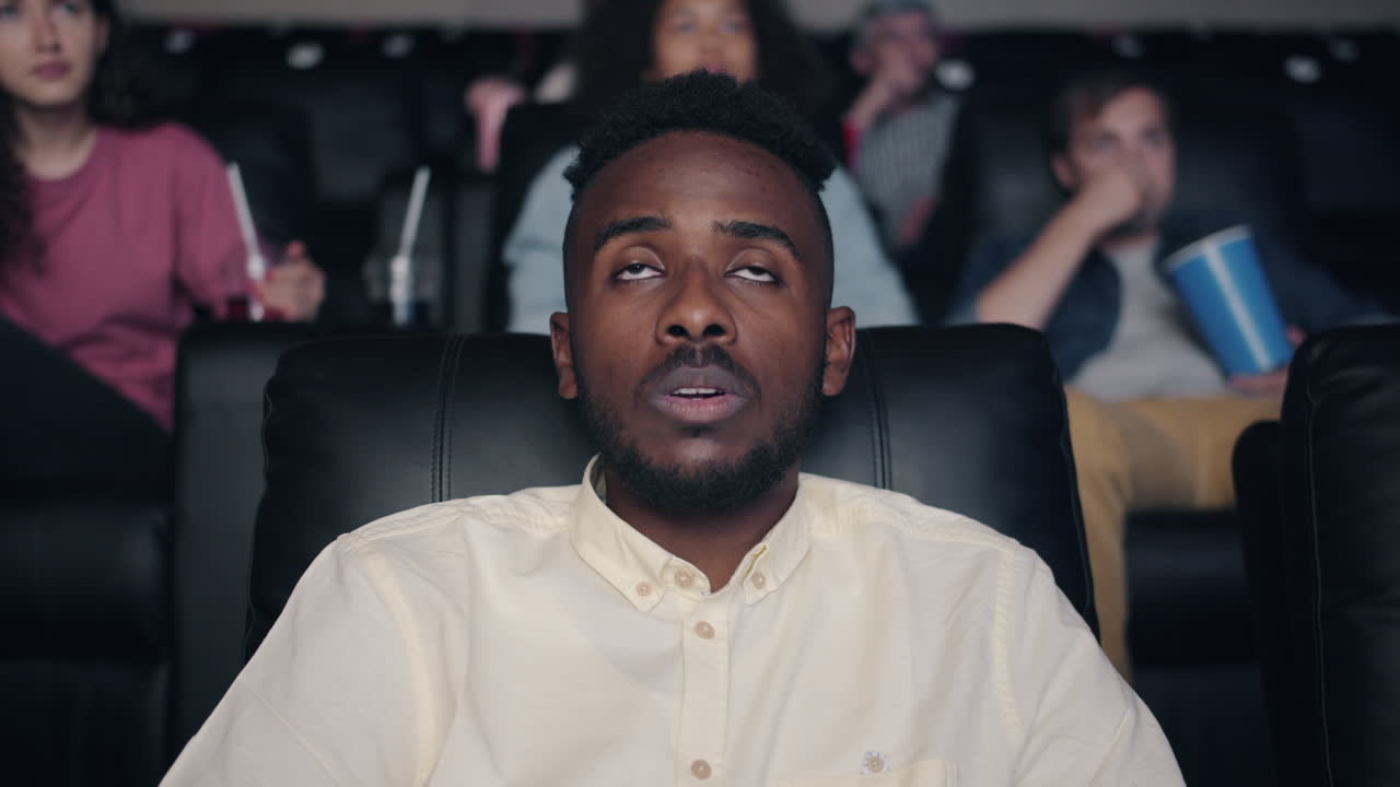 Uomo che guarda un film al cinema
