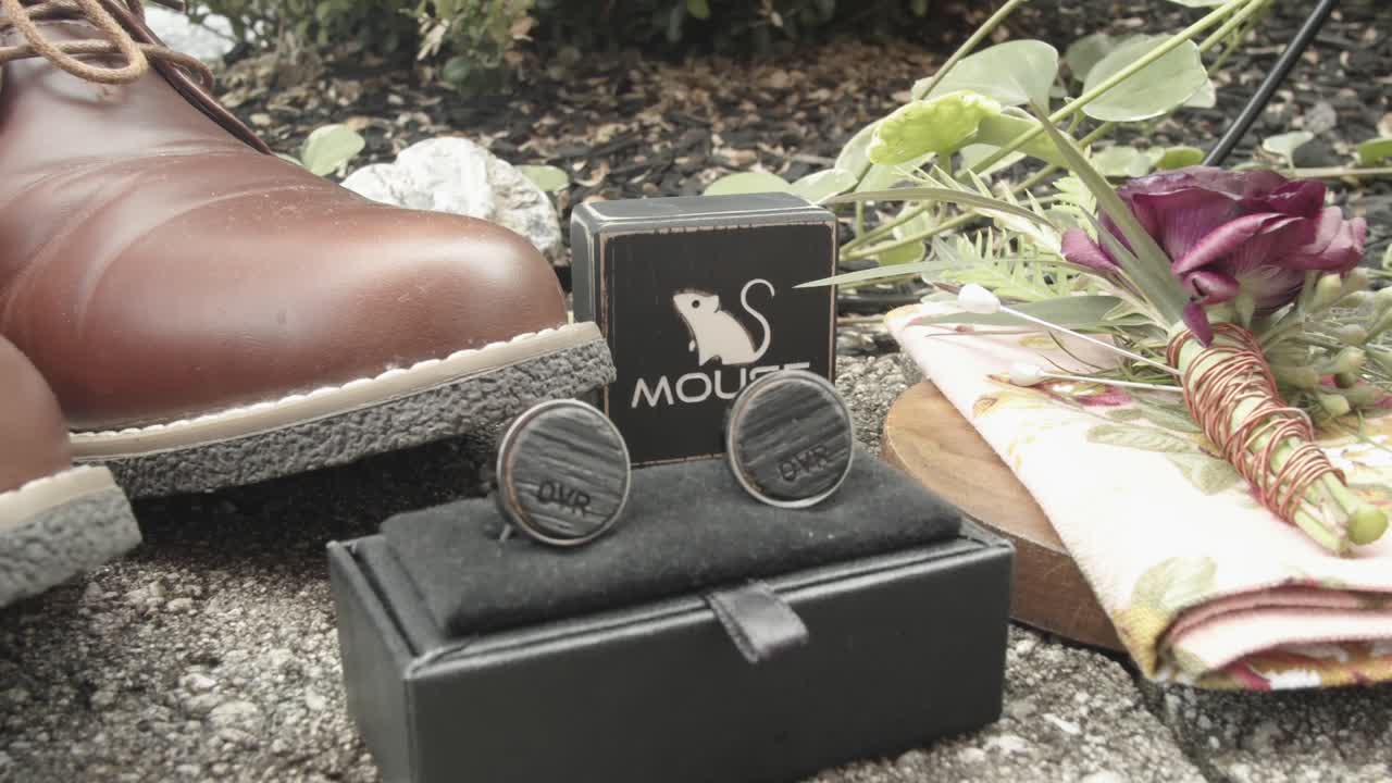 옻칠한 남자 신발, 손목 시계, 향수, 커프스 단추, 나무 배경에 나비 넥타이