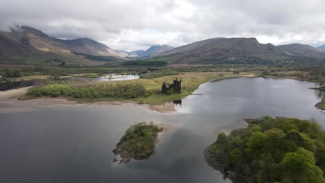 Tiro-épico-De-Drones:-Castillo-De-Kilchurn,-Una-Majestuosa-Fortaleza-Abandonada-En-El-Corazón-De-Un-Lago-Escocés-Brumoso