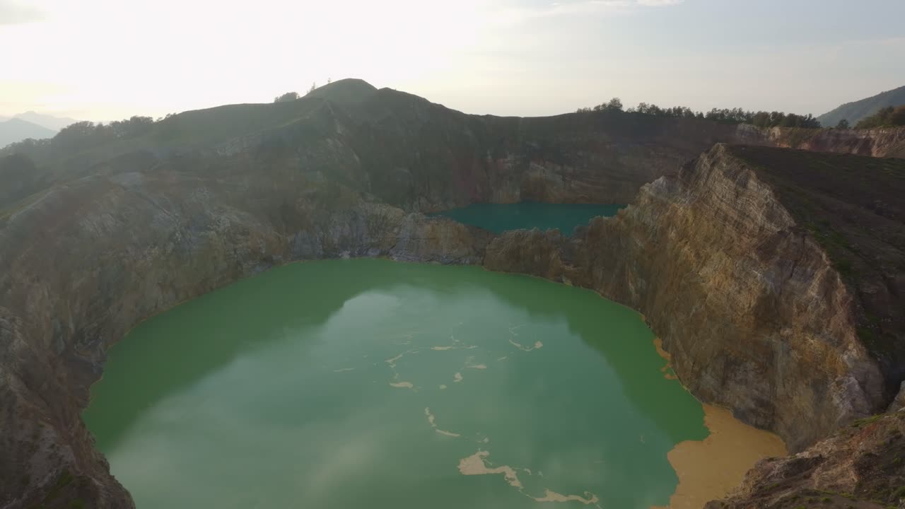 Flygvy över livfulla flerfärgade kratersjöar i Kelimutu-vulkanen.