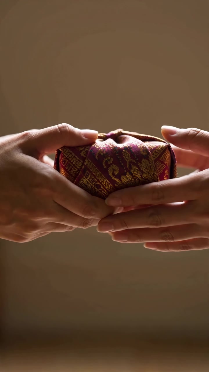 Tangan Memegang dan Memutar Objek Kecil, dengan Latar Belakang Netral di Dalam Ruangan, dari Perspektif Jarak Dekat yang Sedikit Miring, dengan Warna Kulit dan Aksen Warna Objek