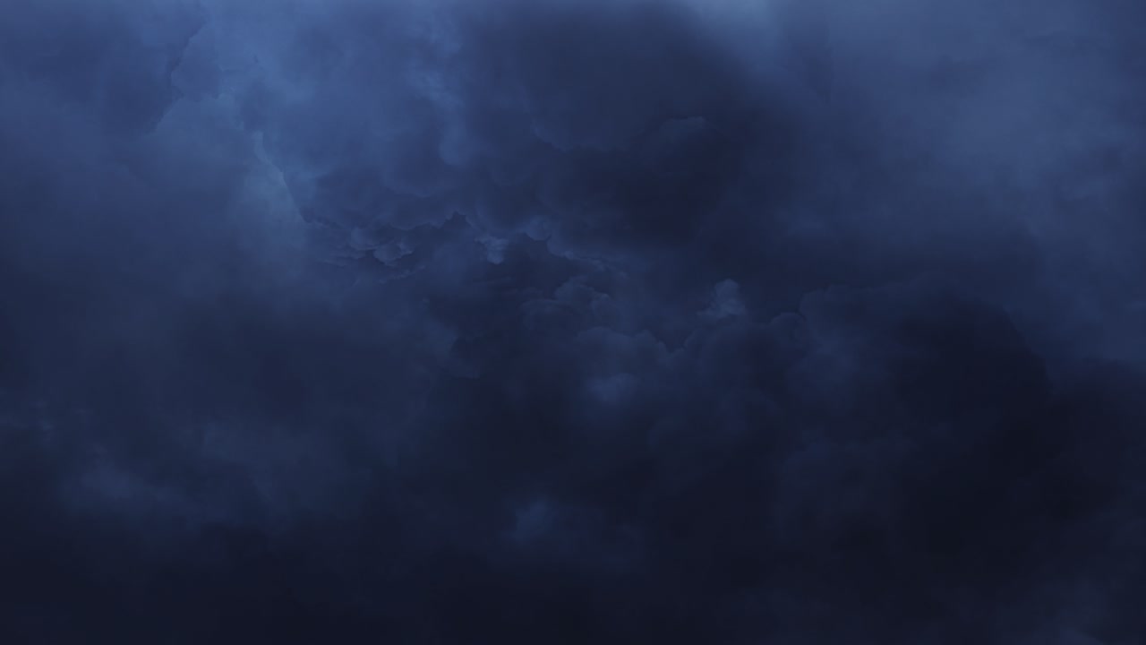 espesas nubes en el cielo que son oscuras y se alejan, tormenta