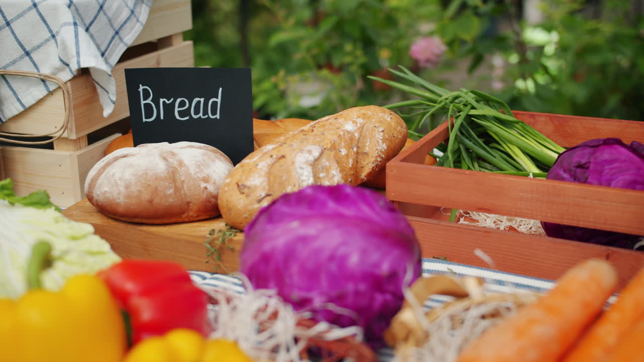 productos frescos y pan en el mercado de los agricultores
