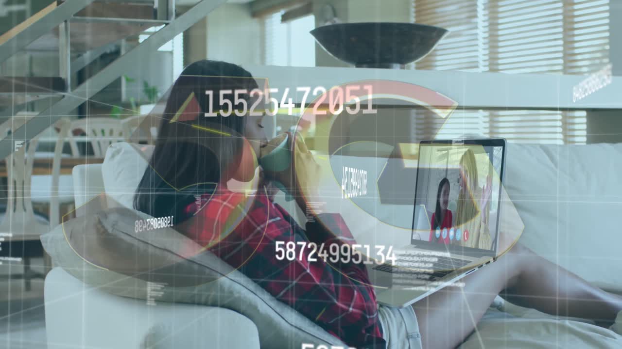 백그라운드에서 비디오 통화에 노트북을 사용하는 여자를 통해 바뀌는 숫자의 애니메이션