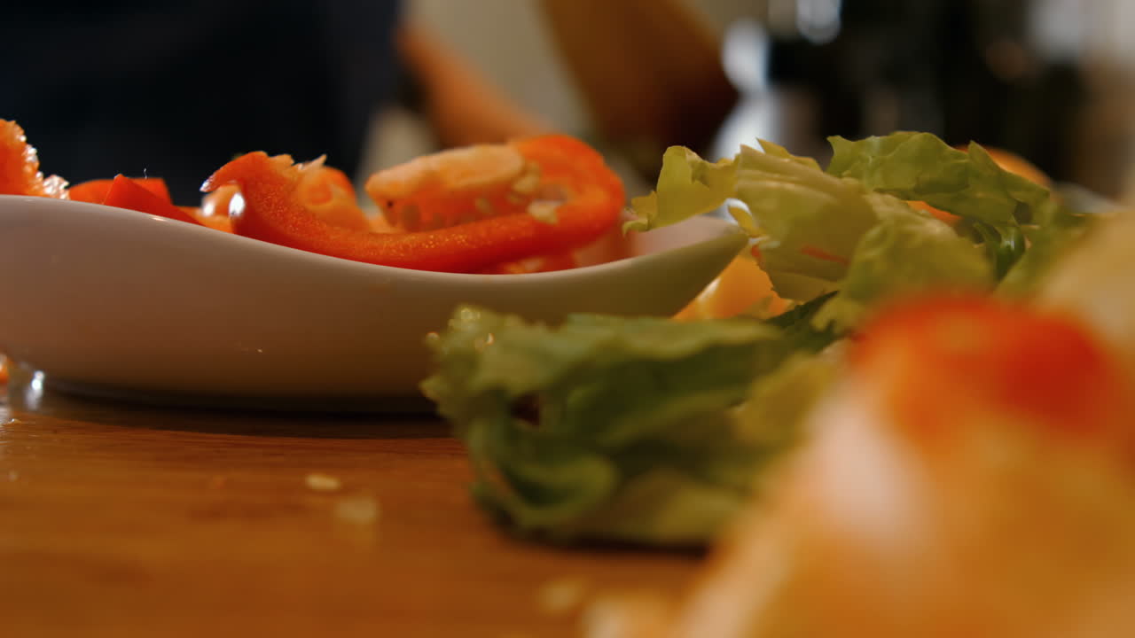mujer cocinando verduras