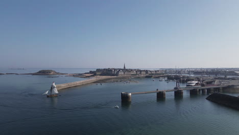 Sailing-ship-exiting-tourist-port-of-Saint-Malo,-Brittany-in-France