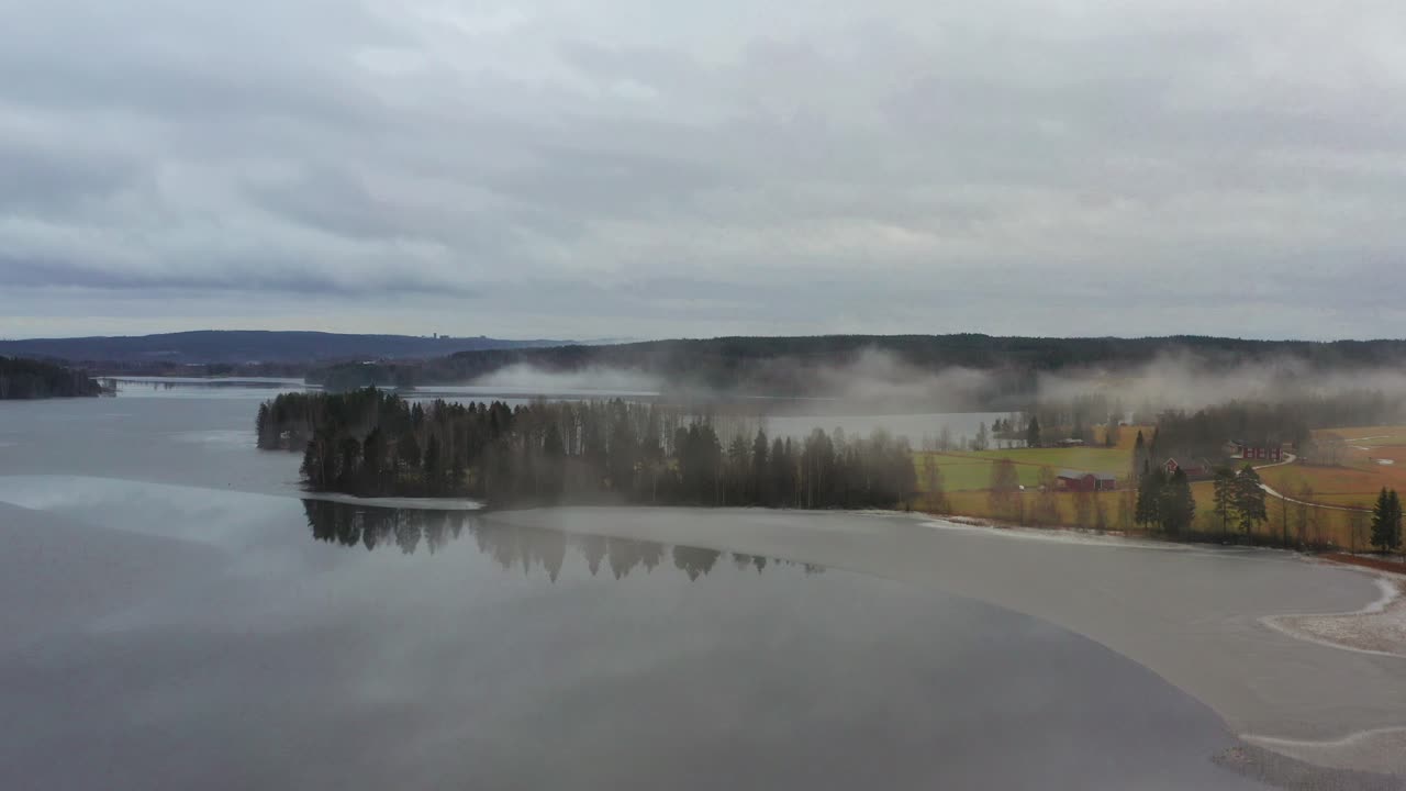 스웨덴의 부분적으로 얼어붙은 호수에서 오는 안개