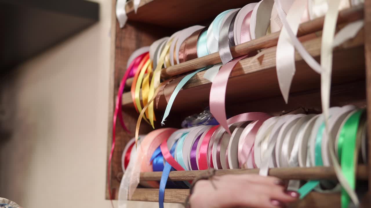 estante de madera lleno de cintas de colores