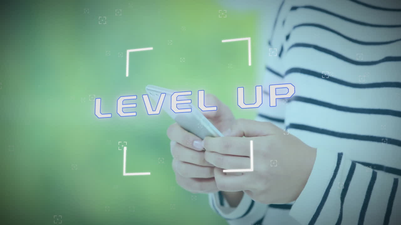 스마트폰을 사용하는 백인 여성에 대한 텍스트 및 데이터 처리의 레벨 업 애니메이션