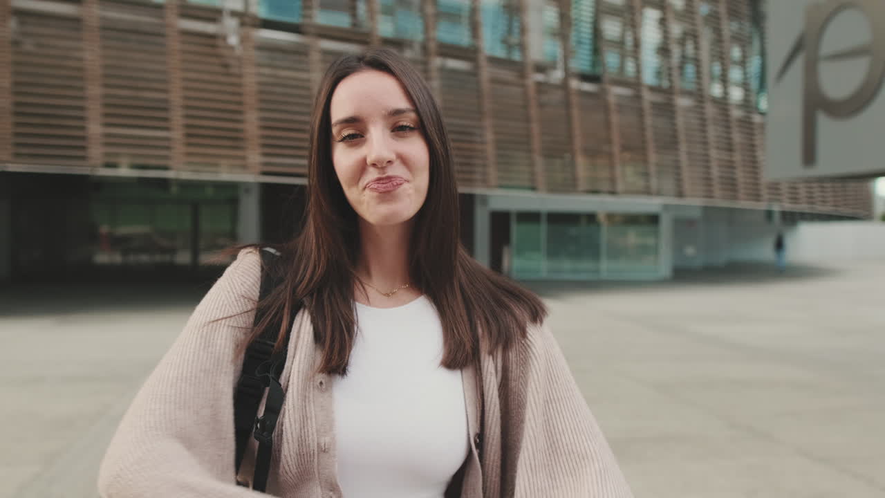 Retrato de una estudiante universitaria morena en el campus