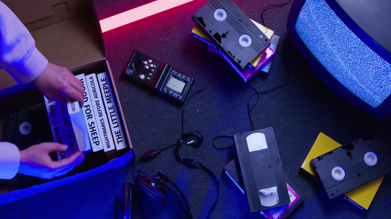 바닥에 있는 vhs 카세트와 텔레비전의 위쪽 전망