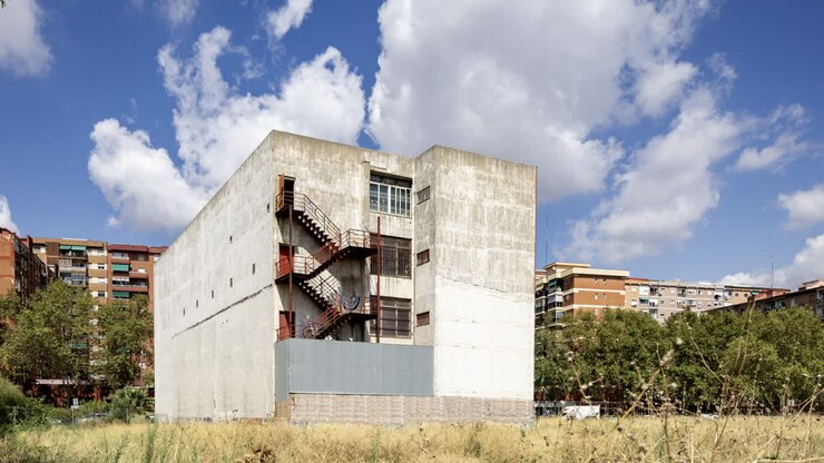 Antigua fábrica y complejo industrial con nubes pasajeras