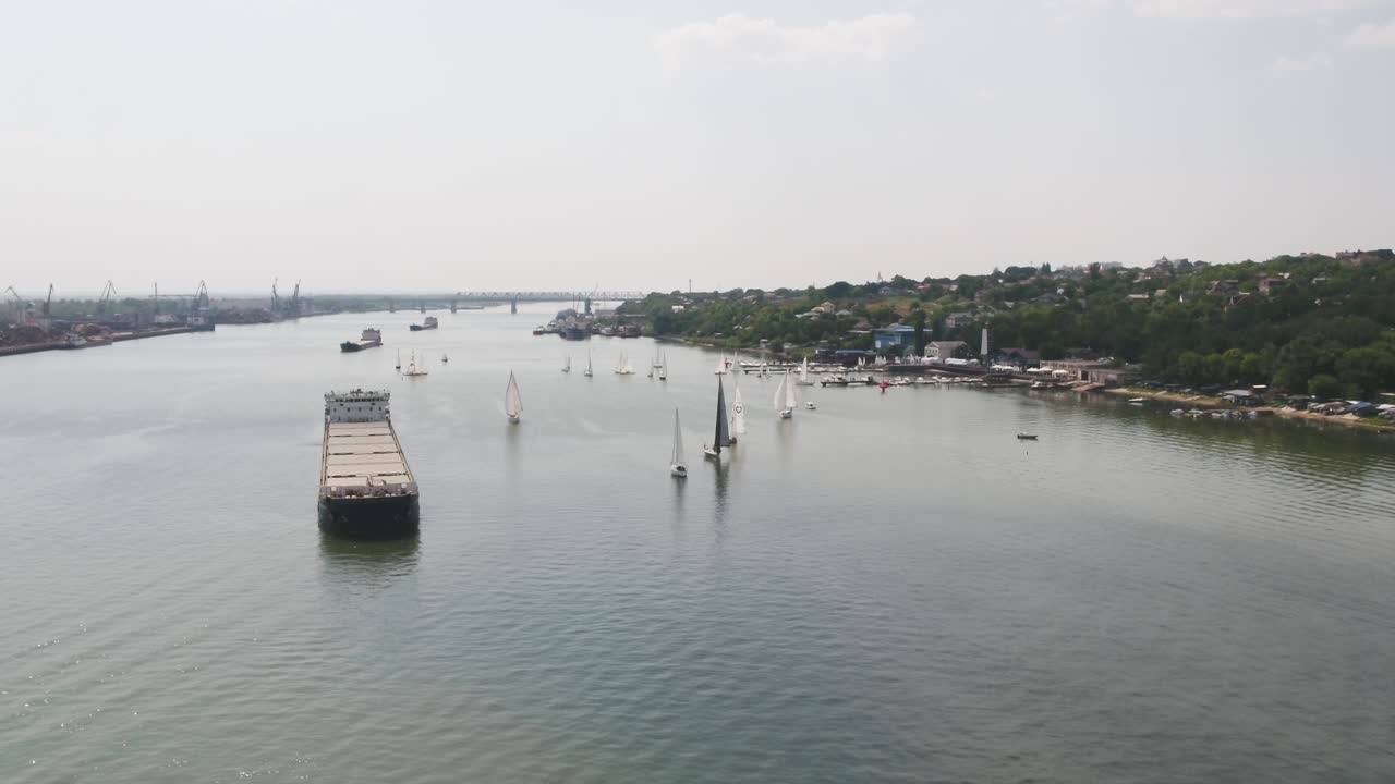 화물 선박 과 항해 보트 가 있는 강 장면