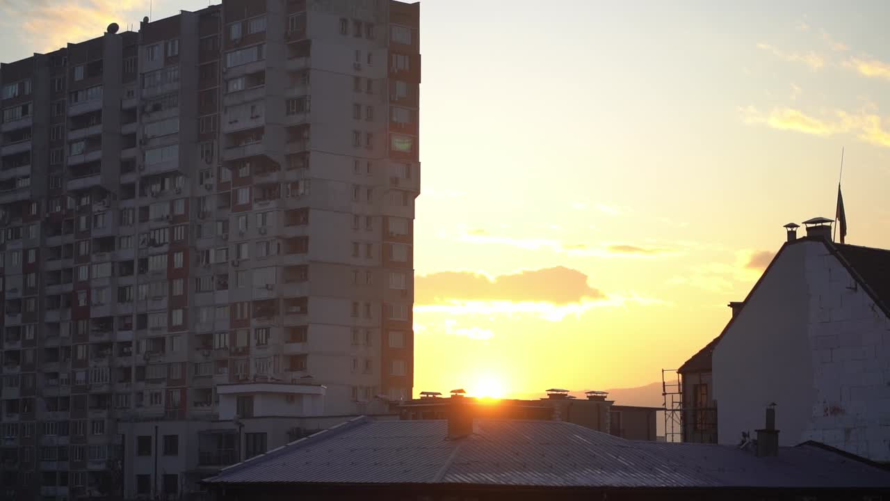 Deslumbrantes raios de sol atravessam casas e apartamentos iluminando as nuvens