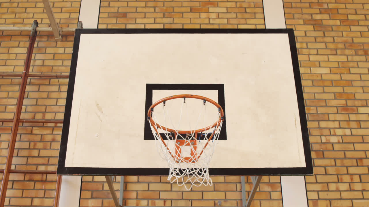aro de pelota en la cancha de baloncesto