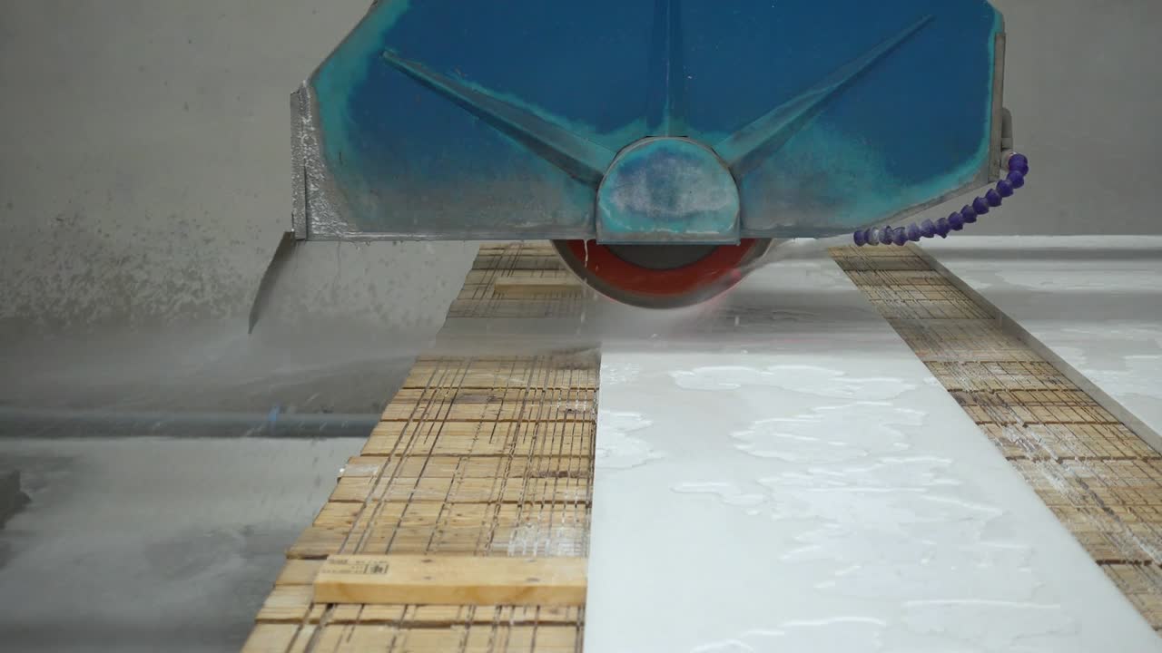 자연 절단 기계의 데스크 작업