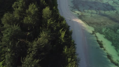 vista de pájaro de la playa de arena blanca en saipan, islas marianas del norte
