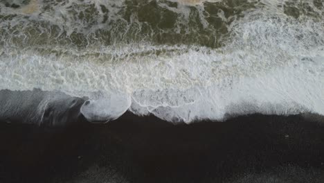 Drohnenvideo-Von-Einem-Felsigen-Meeresstrand