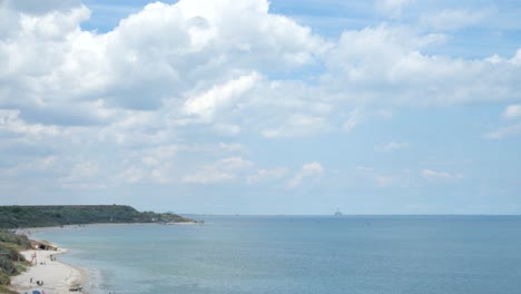 Static-Wide-Shot-on-Black-Sea-Coastline-with-Seagulls-Flying-Around,-4K