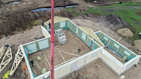 trabajadores en el sitio de construcción de la casa con grúa torre