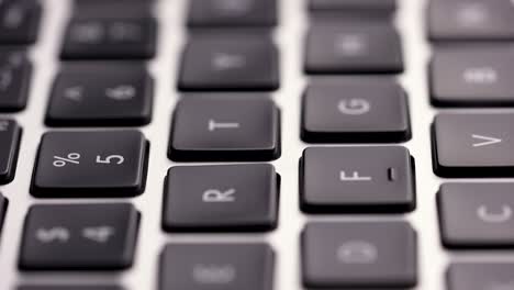vista de cerca de un teclado de portátil