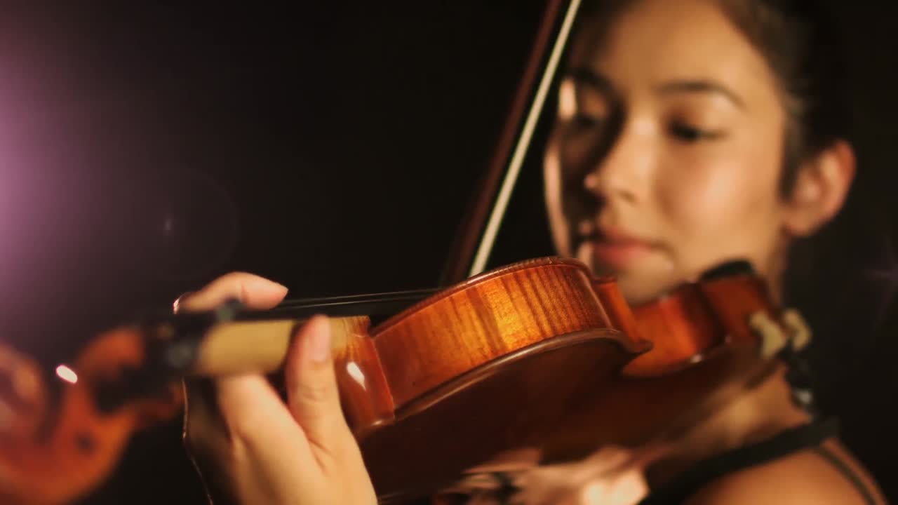 mujer tocando un violín