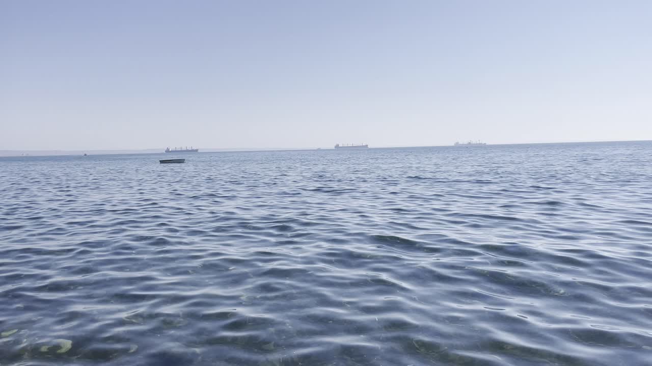 물에 약간의 파동이있는 평온한 바다의 정적