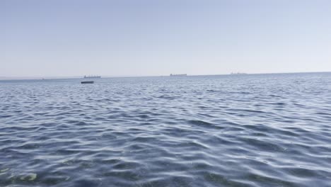 Statische-Aufnahme-Der-Ruhigen-See-Mit-Leichten-Wellen-Im-Wasser