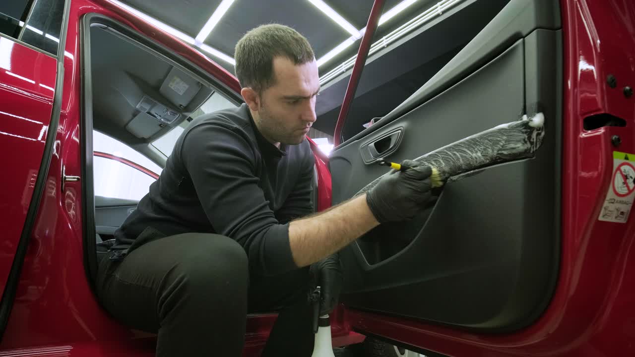 전문적인 자동차 청소. 샤워. 의 건조 청소 및 세부 사항. 바디의 깊은 청소, 좌석 청소. 자동차 세탁에서 거품을 는. 먼지에서 자동차 패널을 청소하는. 진공청소기